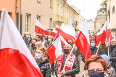0113-OstraBrama-Flaga-Wilno-fot-Wiktor-Jusiel-L24.lt